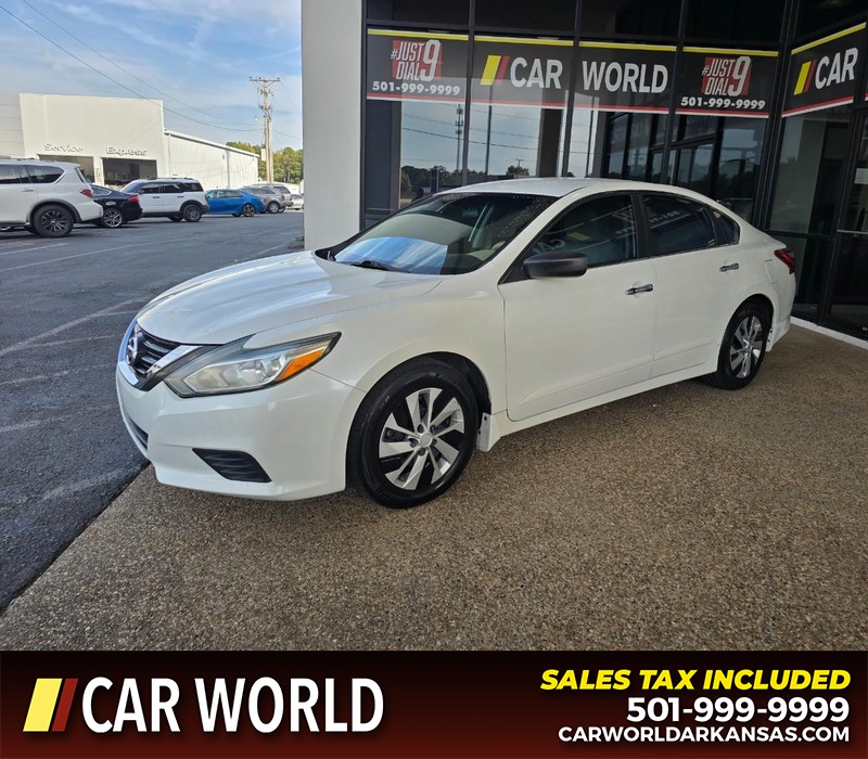 Nissan Altima Vehicle Full-screen Gallery Image 3