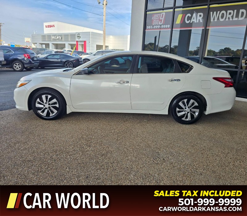 Nissan Altima Vehicle Full-screen Gallery Image 4