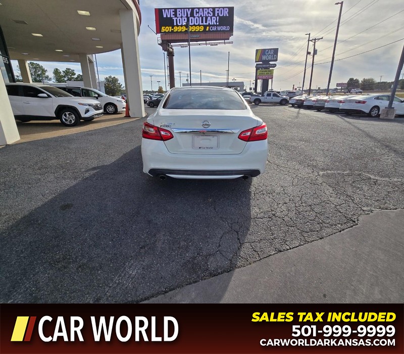 Nissan Altima Vehicle Full-screen Gallery Image 5