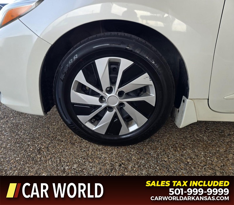 Nissan Altima Vehicle Full-screen Gallery Image 6