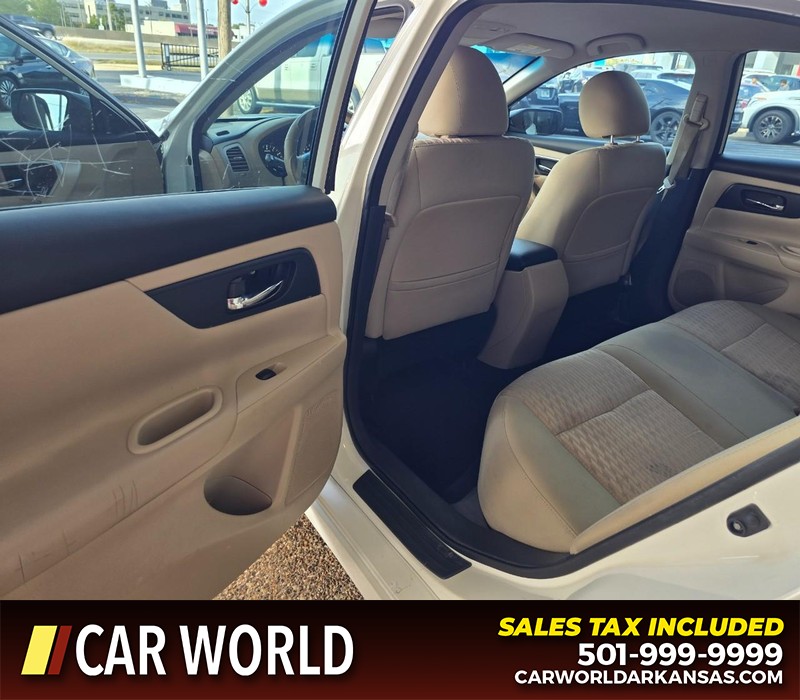 Nissan Altima Vehicle Full-screen Gallery Image 9