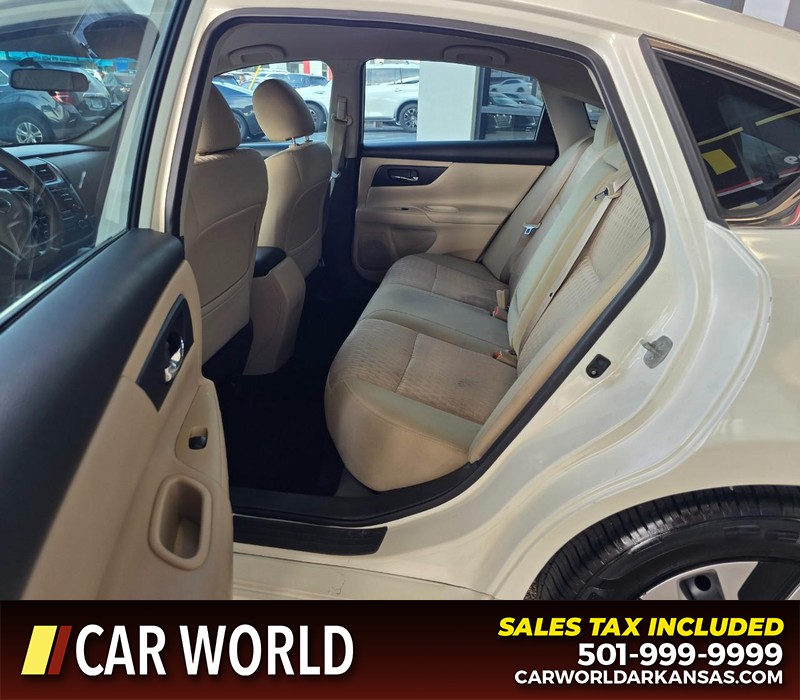 Nissan Altima Vehicle Full-screen Gallery Image 10