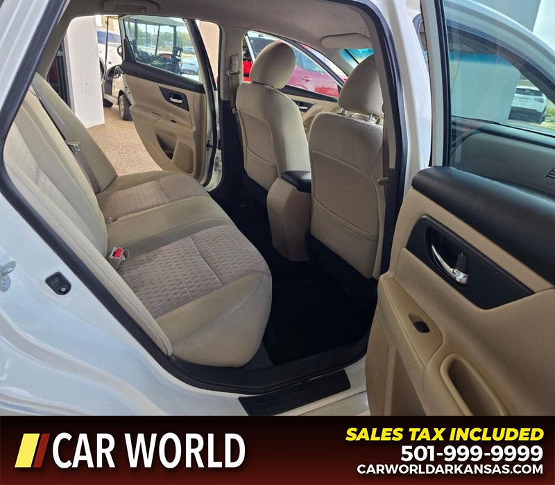 Nissan Altima Vehicle Full-screen Gallery Image 12
