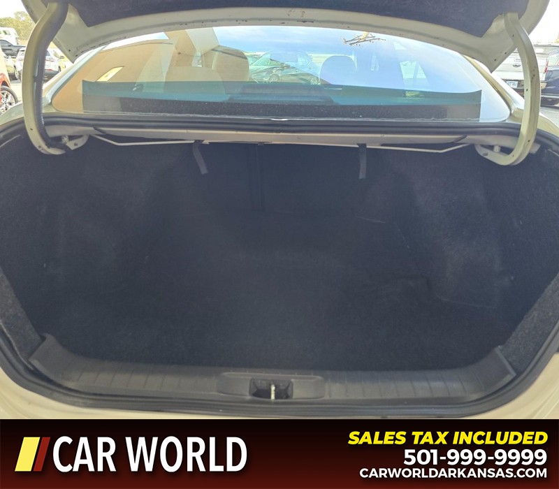 Nissan Altima Vehicle Full-screen Gallery Image 13