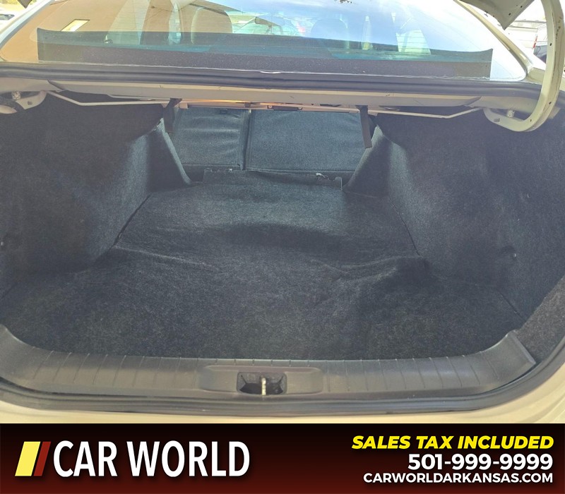 Nissan Altima Vehicle Full-screen Gallery Image 14