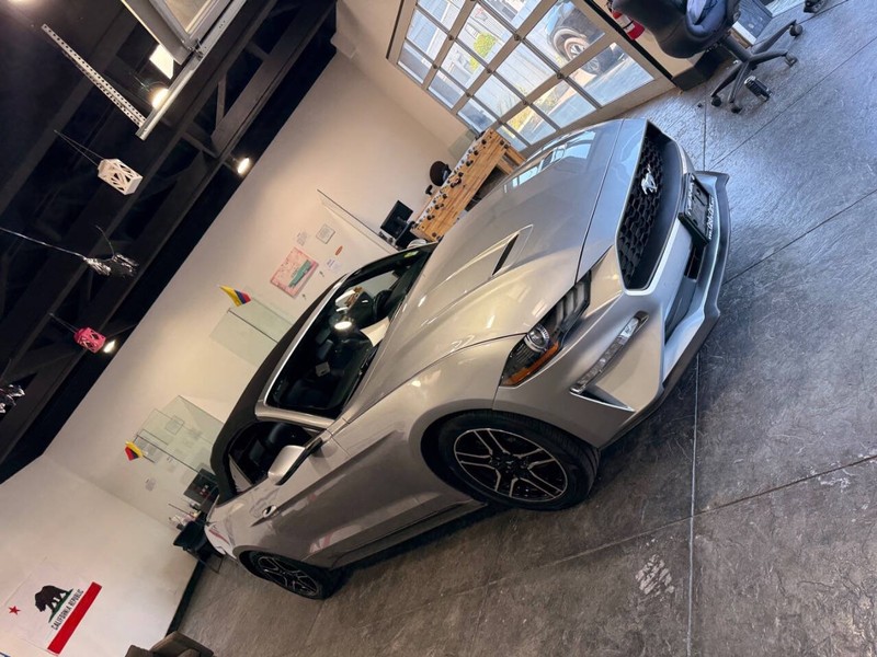 Ford Mustang Vehicle Full-screen Gallery Image 30