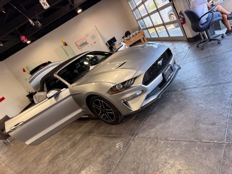 Ford Mustang Vehicle Full-screen Gallery Image 40