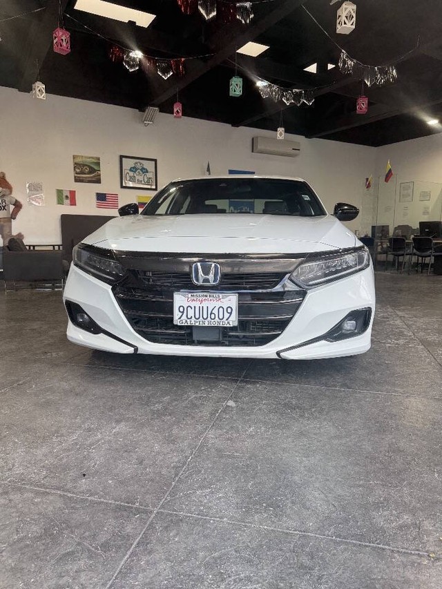 Honda Accord Hybrid Vehicle Full-screen Gallery Image 02