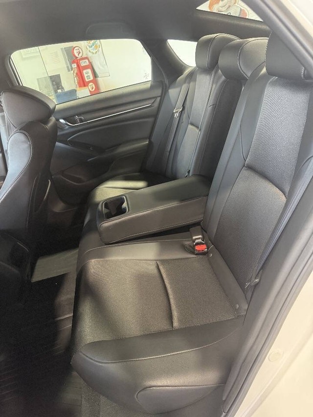 Honda Accord Hybrid Vehicle Full-screen Gallery Image 40