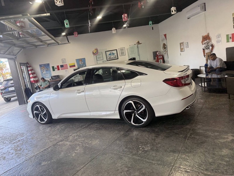 Honda Accord Hybrid Vehicle Full-screen Gallery Image 17