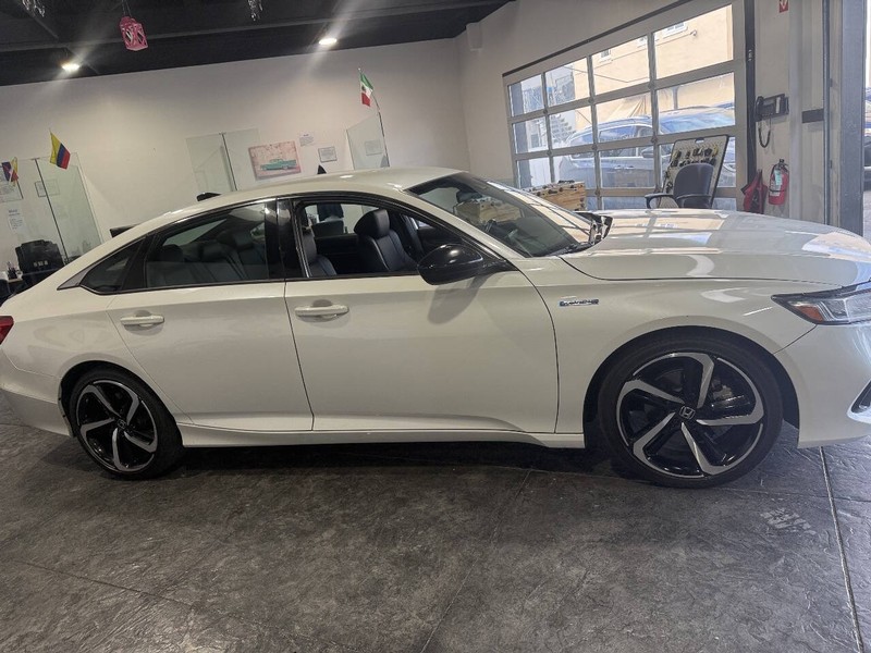 Honda Accord Hybrid Vehicle Full-screen Gallery Image 29