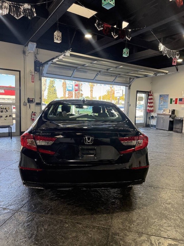 Honda Accord Sedan Vehicle Full-screen Gallery Image 23