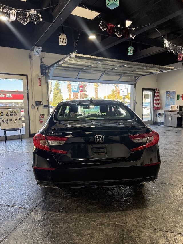 Honda Accord Sedan Vehicle Full-screen Gallery Image 24