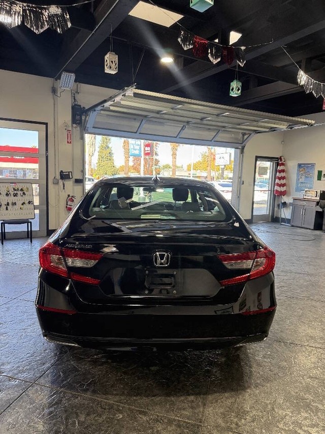 Honda Accord Sedan Vehicle Full-screen Gallery Image 28