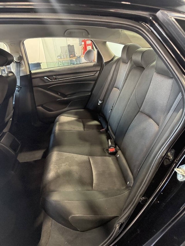 Honda Accord Sedan Vehicle Full-screen Gallery Image 41