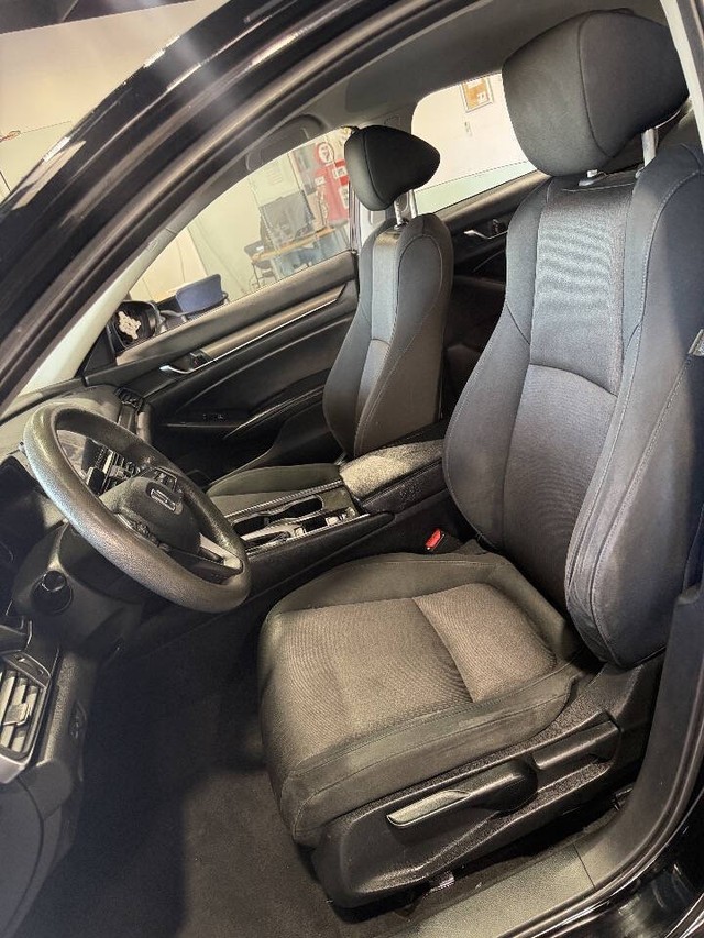 Honda Accord Sedan Vehicle Full-screen Gallery Image 42