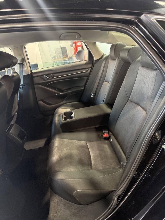 Honda Accord Sedan Vehicle Full-screen Gallery Image 46