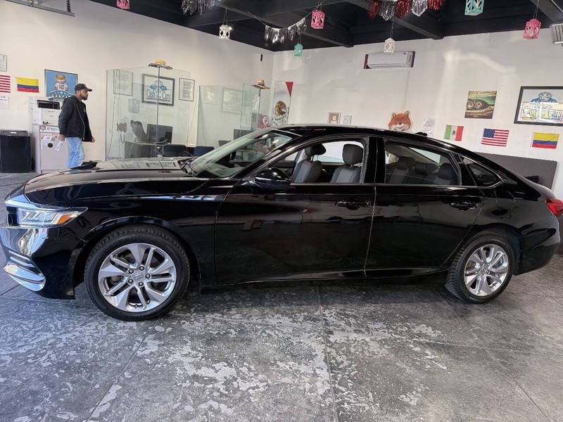 Honda Accord Sedan Vehicle Full-screen Gallery Image 10