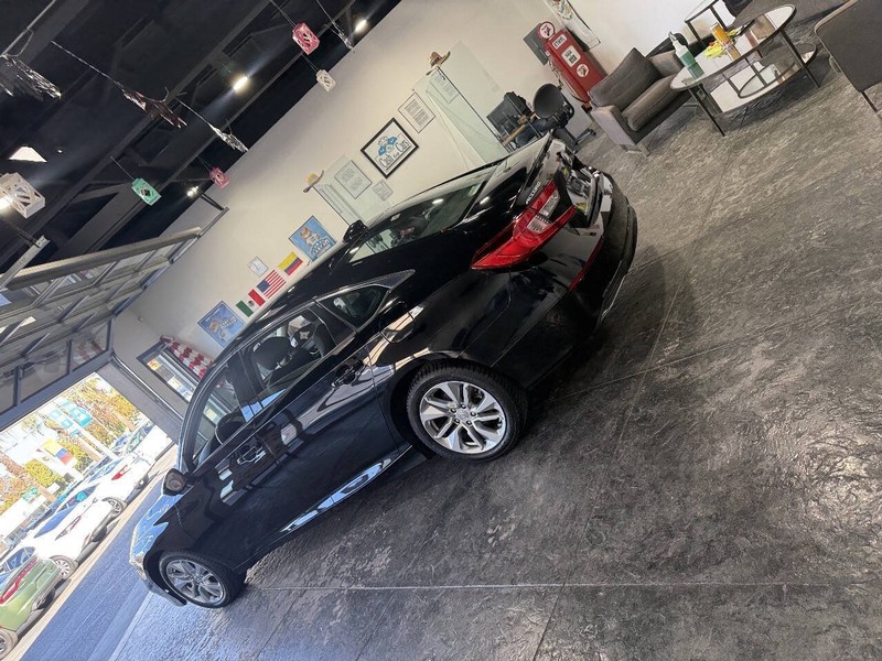 Honda Accord Sedan Vehicle Full-screen Gallery Image 21