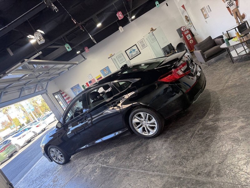 Honda Accord Sedan Vehicle Full-screen Gallery Image 22