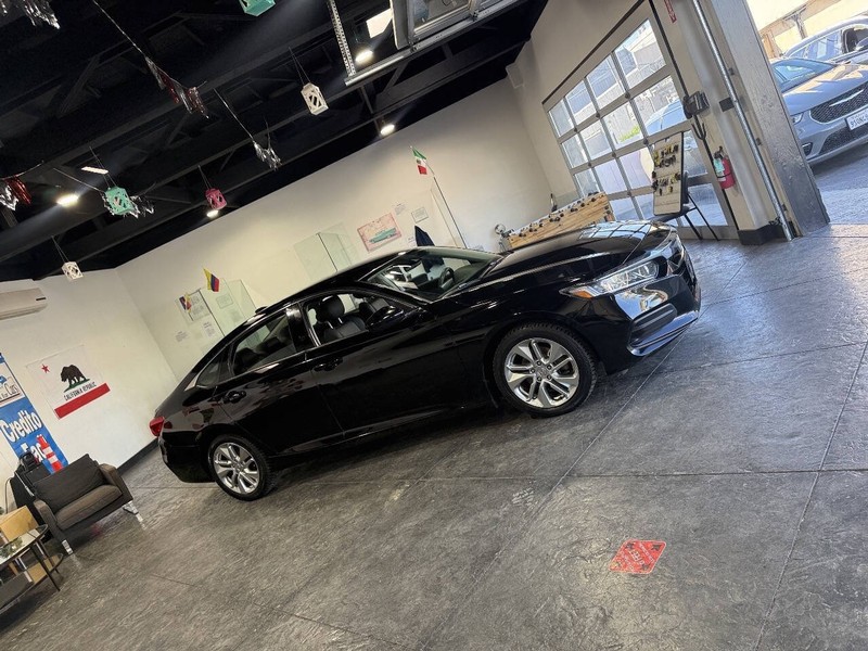 Honda Accord Sedan Vehicle Full-screen Gallery Image 30