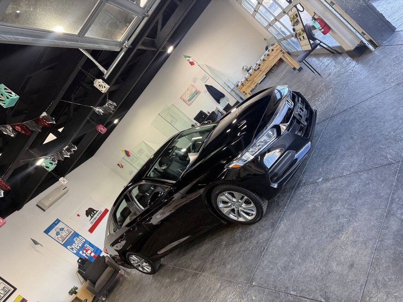 Honda Accord Sedan Vehicle Full-screen Gallery Image 32