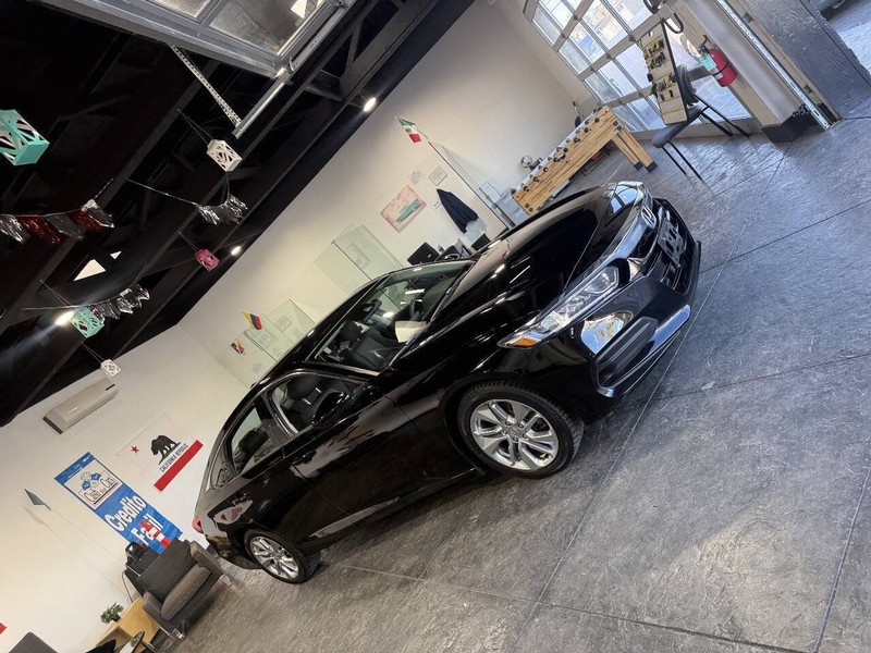 Honda Accord Sedan Vehicle Full-screen Gallery Image 33