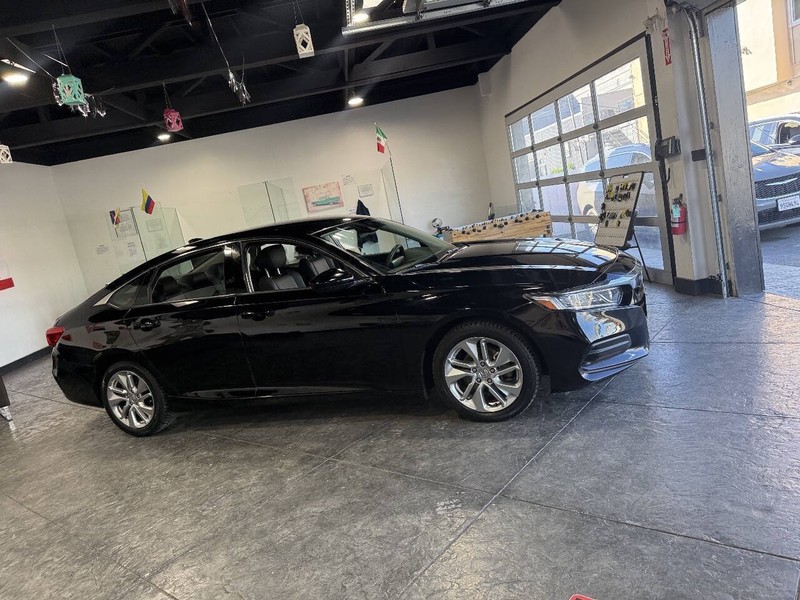 Honda Accord Sedan Vehicle Full-screen Gallery Image 35