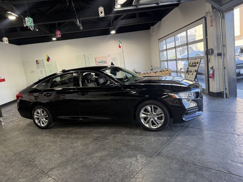 Honda Accord Sedan Vehicle Full-screen Gallery Image 36