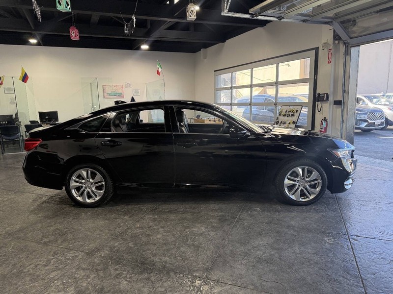 Honda Accord Sedan Vehicle Full-screen Gallery Image 37