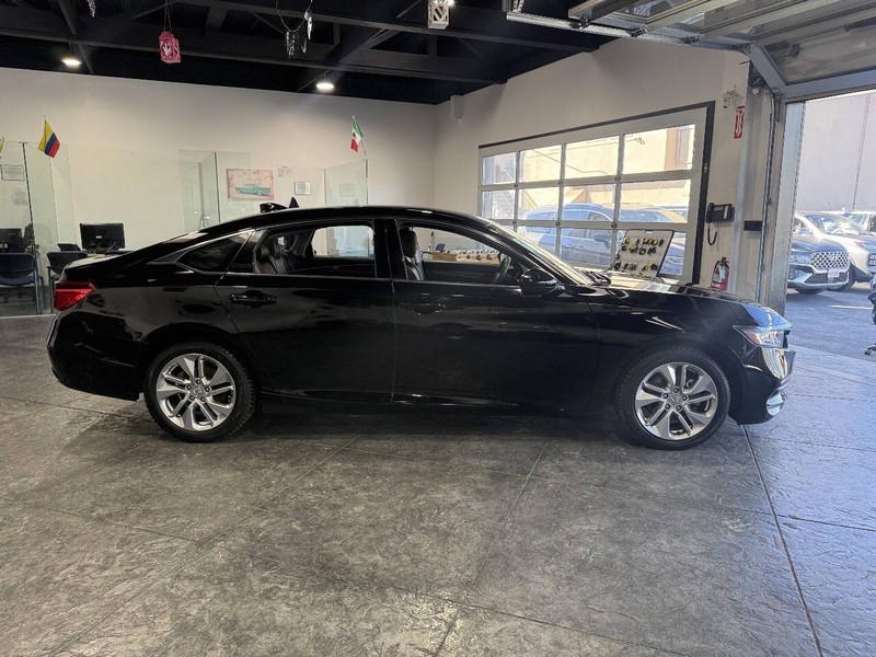 Honda Accord Sedan Vehicle Full-screen Gallery Image 38