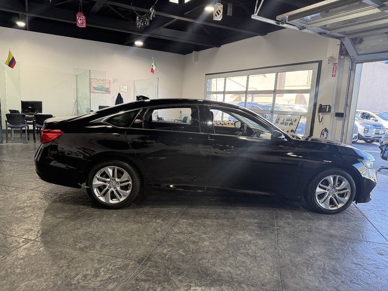 Honda Accord Sedan Vehicle Full-screen Gallery Image 39