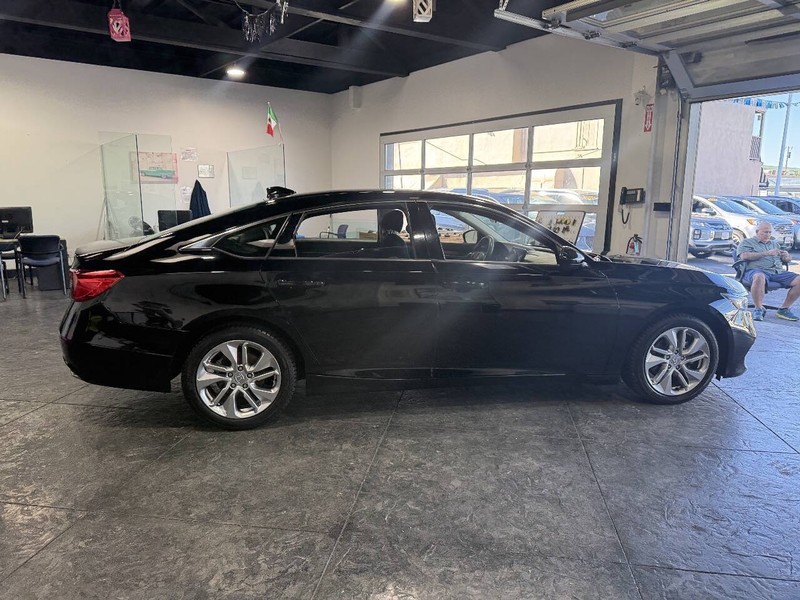 Honda Accord Sedan Vehicle Full-screen Gallery Image 40