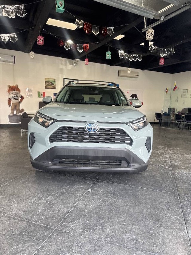 Toyota RAV4 Vehicle Full-screen Gallery Image 02