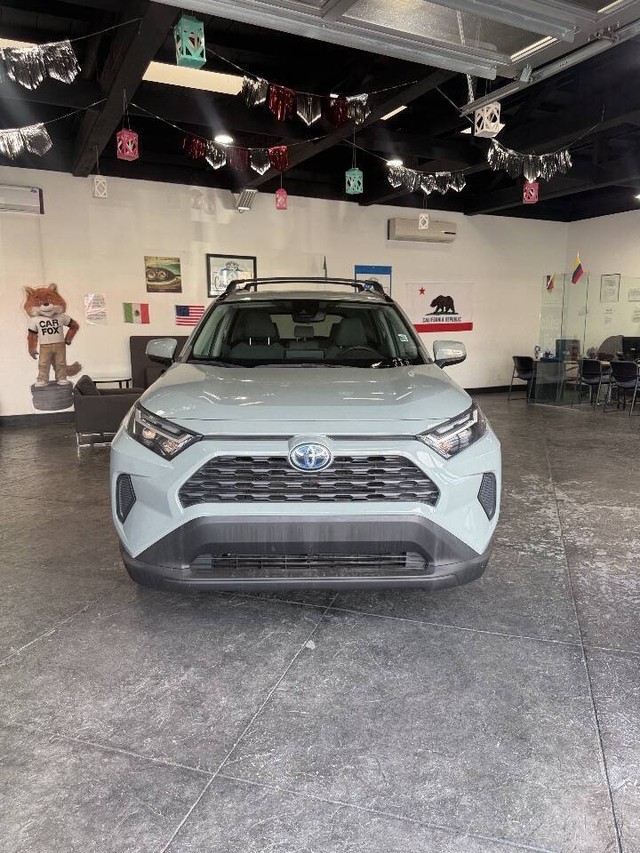 Toyota RAV4 Vehicle Full-screen Gallery Image 07