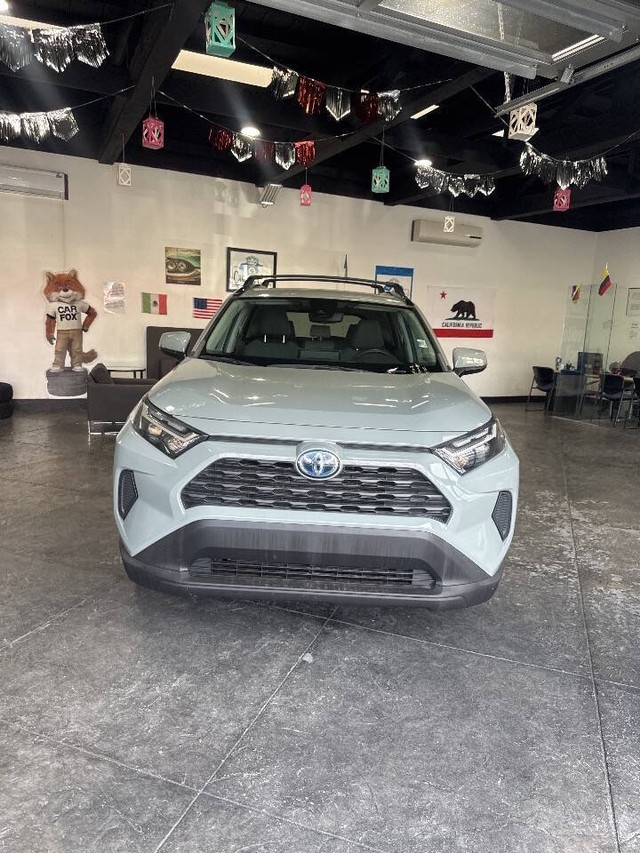 Toyota RAV4 Vehicle Full-screen Gallery Image 09