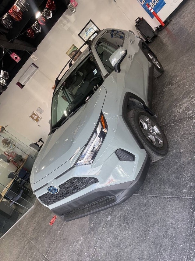 Toyota RAV4 Vehicle Full-screen Gallery Image 10