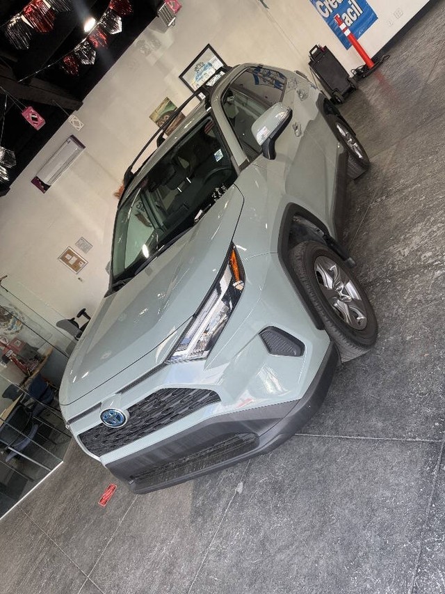 Toyota RAV4 Vehicle Full-screen Gallery Image 11