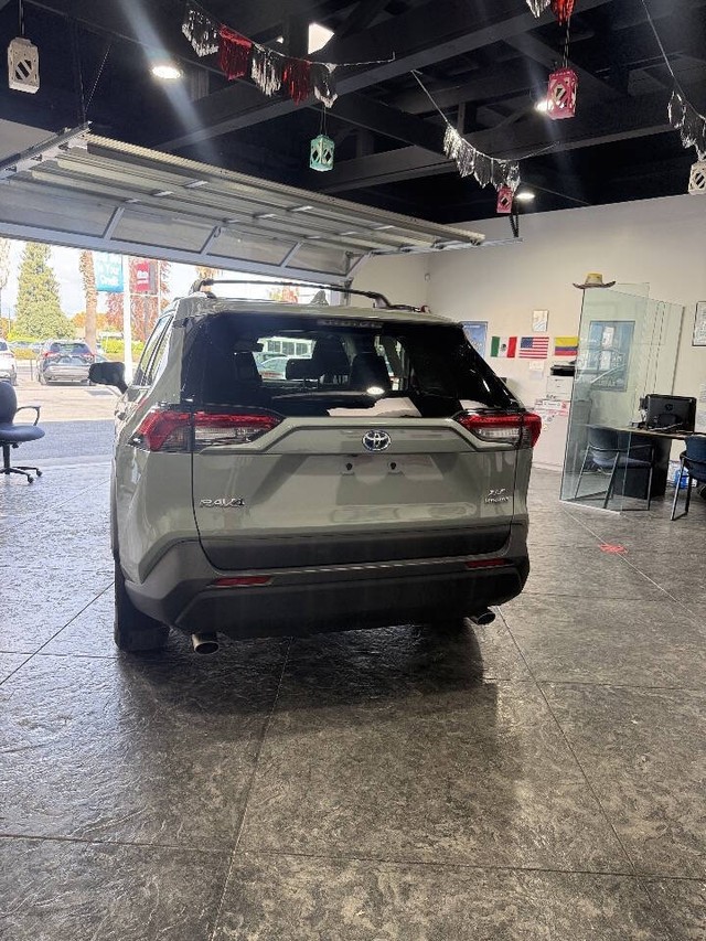 Toyota RAV4 Vehicle Full-screen Gallery Image 26