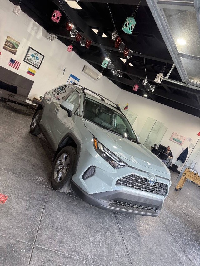 Toyota RAV4 Vehicle Full-screen Gallery Image 37