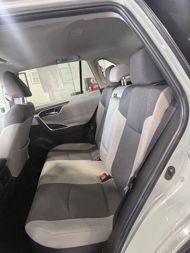 Toyota RAV4 Vehicle Full-screen Gallery Image 39