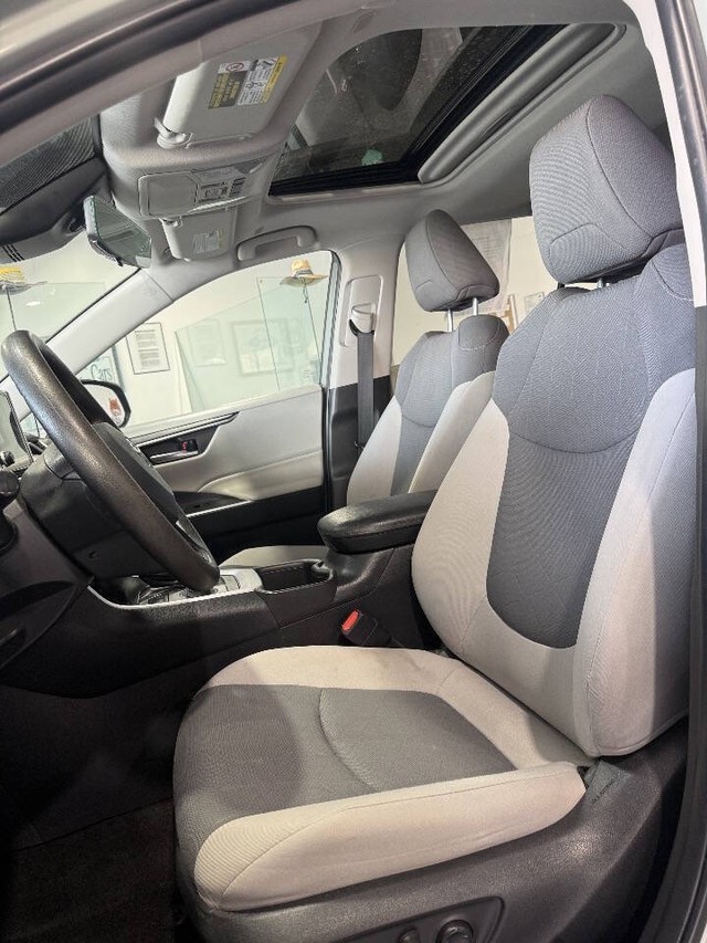 Toyota RAV4 Vehicle Full-screen Gallery Image 40