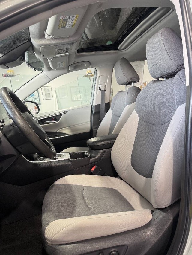 Toyota RAV4 Vehicle Full-screen Gallery Image 41