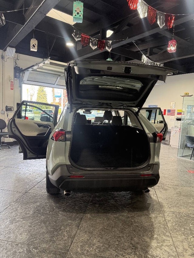 Toyota RAV4 Vehicle Full-screen Gallery Image 43