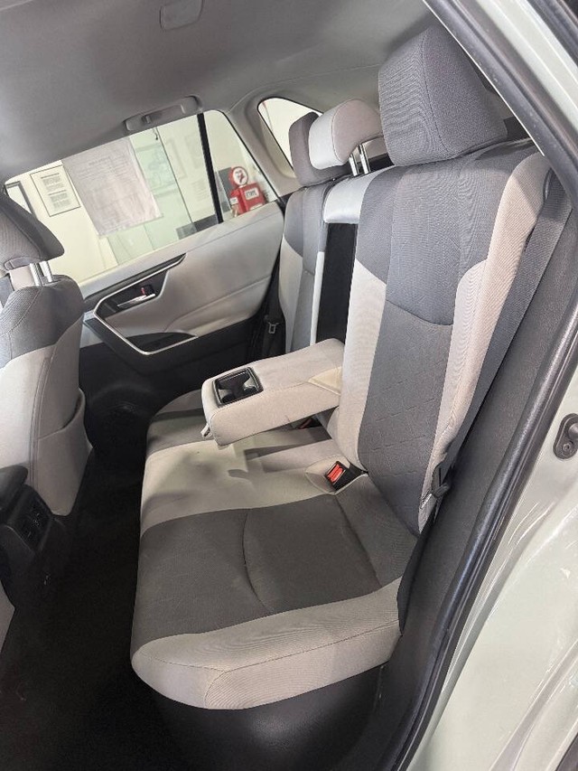 Toyota RAV4 Vehicle Full-screen Gallery Image 44