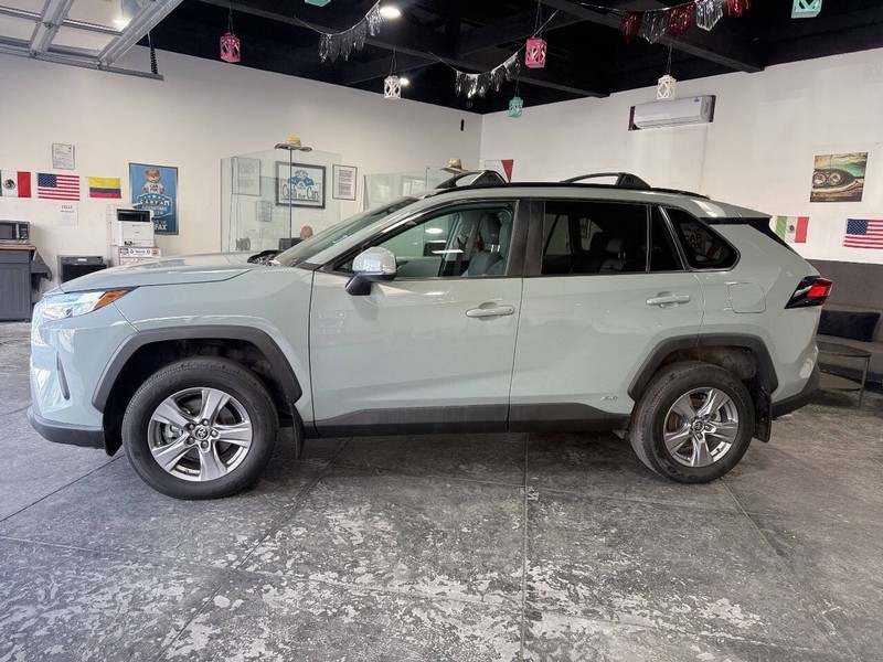 Toyota RAV4 Vehicle Full-screen Gallery Image 12