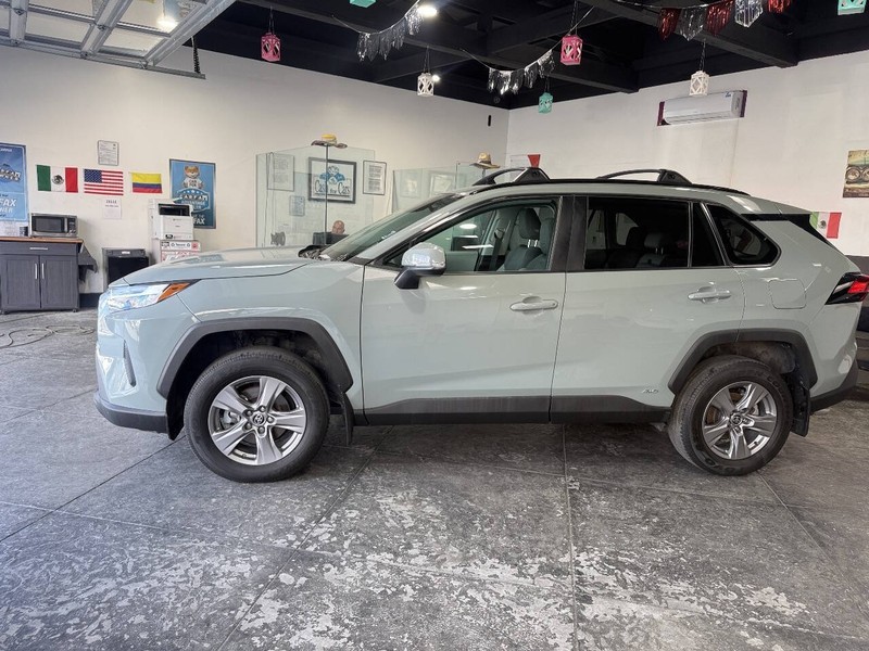 Toyota RAV4 Vehicle Full-screen Gallery Image 13