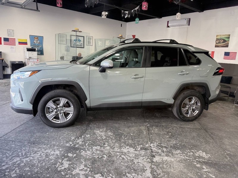 Toyota RAV4 Vehicle Full-screen Gallery Image 14