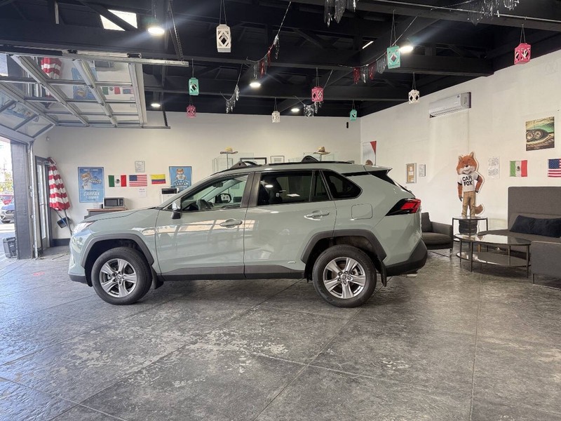 Toyota RAV4 Vehicle Full-screen Gallery Image 15