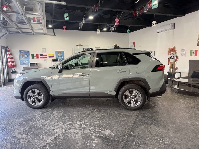 Toyota RAV4 Vehicle Full-screen Gallery Image 16